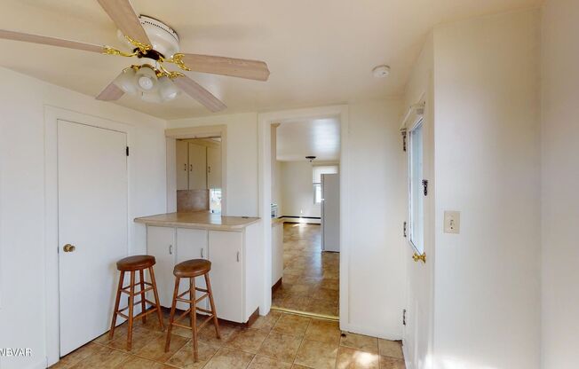 2 beds, 1 bath, 1,072 sqft, $875, Unit 209 N. Washington - 209 N. Washington Street