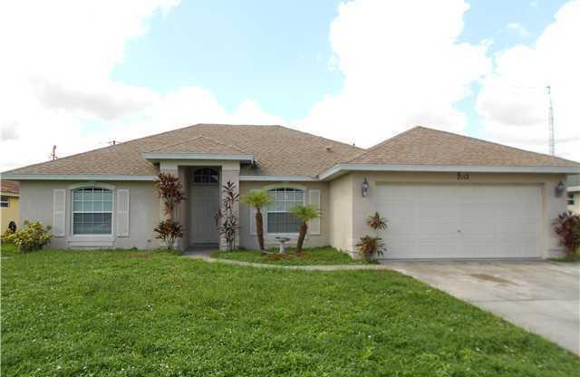 3/2/2 with home with 1412 living sqft is centrally located