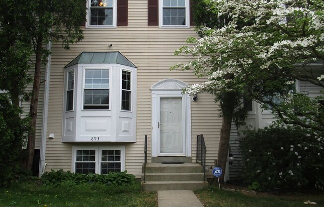 Large 4 Bedroom Townhouse in Gaithersburg! Great School District!