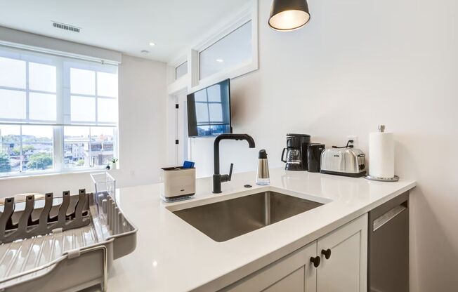 1 bed, 1 bath, 100 sqft, $1,400, Unit Suite 3 - Unit 2