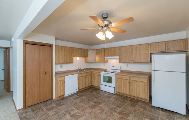 2 beds, 1 bath, $1,045, Unit 615-01