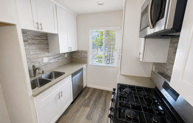 2 beds, 1 bath, $2,500, Unit 110