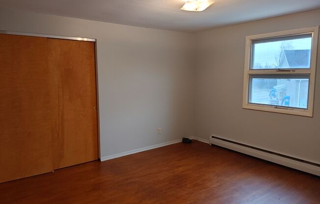 2 beds, 1 bath, $950, Unit Apt. 2