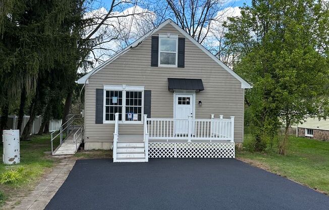 Beautiful 4bd 2 bath for Rent single home with large yard and Basement in Ivyland Borough