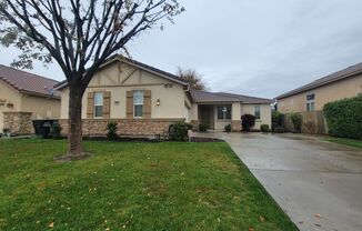 3 Bedroom 2 Bathroom in SW Visalia!