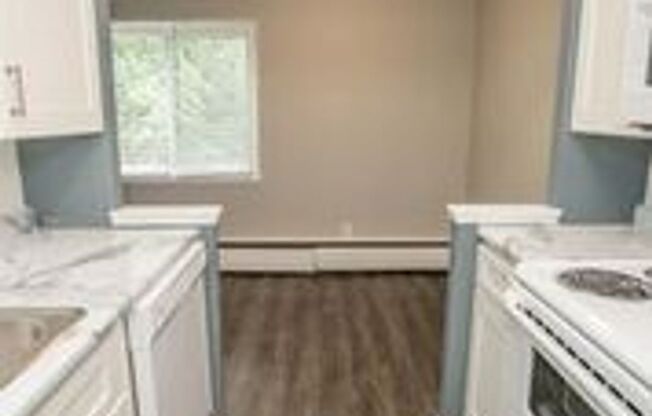 2 beds, 1 bath, $995, Unit 50-204