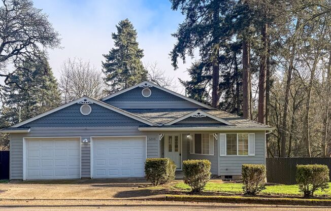 Large Home Overlooking Clark Creek Park ~ Lorian 3200