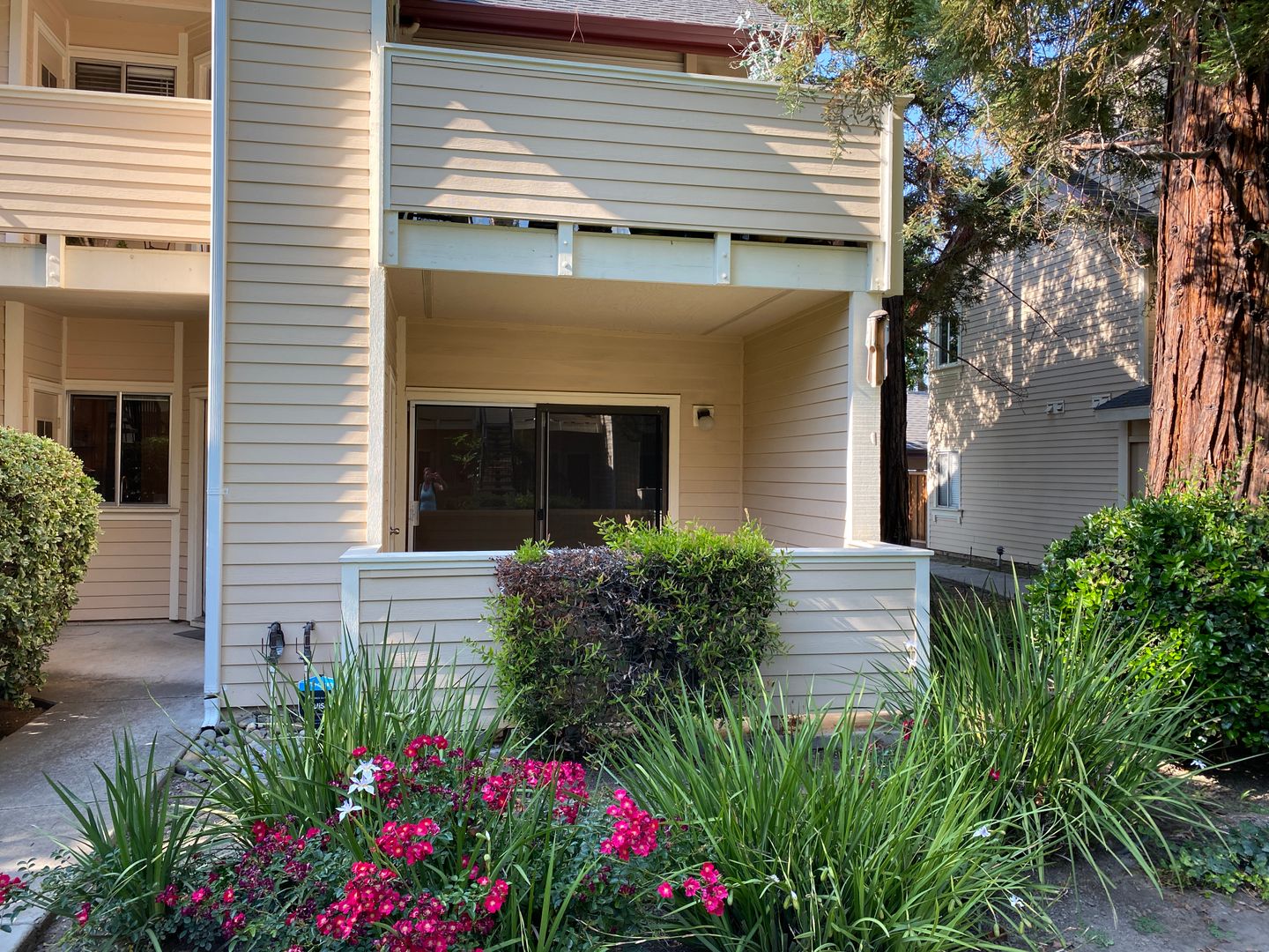 BLOSSOM VALLEY - Beautifully updated end unit condominium