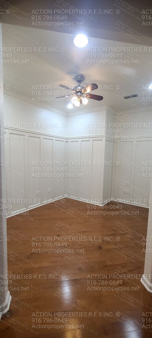 Roseville (Highland Park) 3 Bed Plus Den/Office, 2 Bath - 2 000+sqft, 2Car- Single Story - Gardener Included!