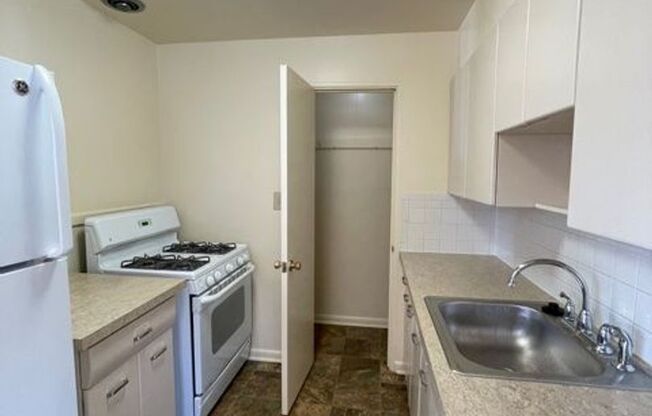 2 beds, 1 bath, 908 sqft, $1,595, Unit 208