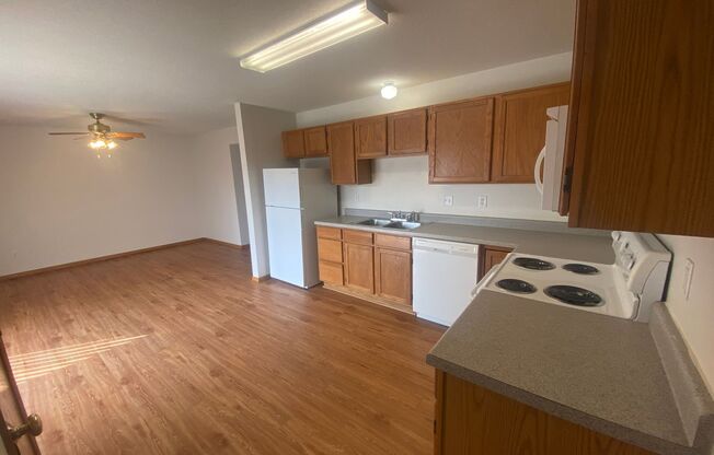 2 beds, 2 baths, 850 sqft, $985, Unit 204