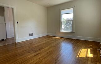 Beautiful 2 Bedroom Apt in Quiet Neighborhood