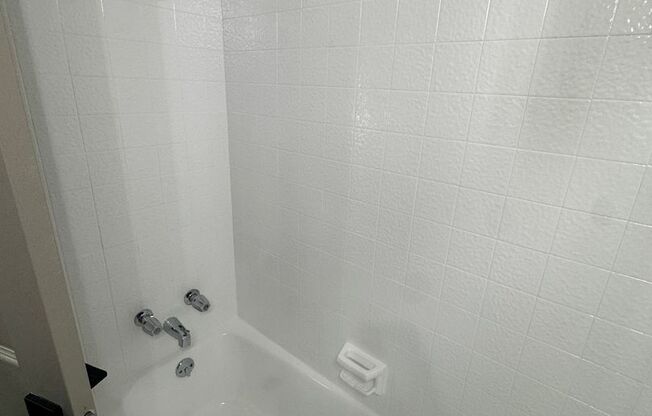 2 beds, 1 bath, 950 sqft, $1,295, Unit B5