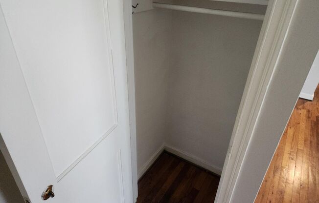 2 beds, 1 bath, 897 sqft, $2,335, Unit B-07