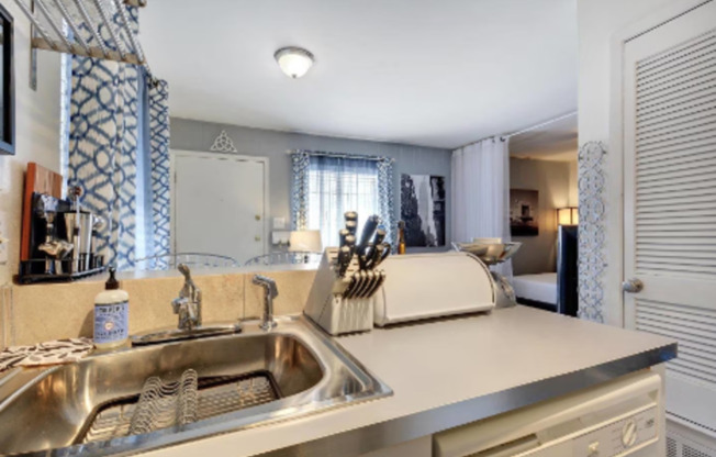 305 W 35 ST