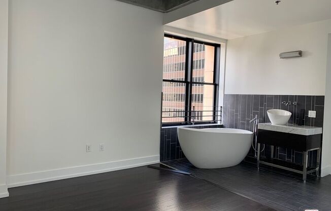 1 bed, 1.5 baths, 902 sqft, $3,011, Unit 1214