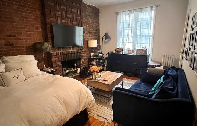 21 E 21 ST