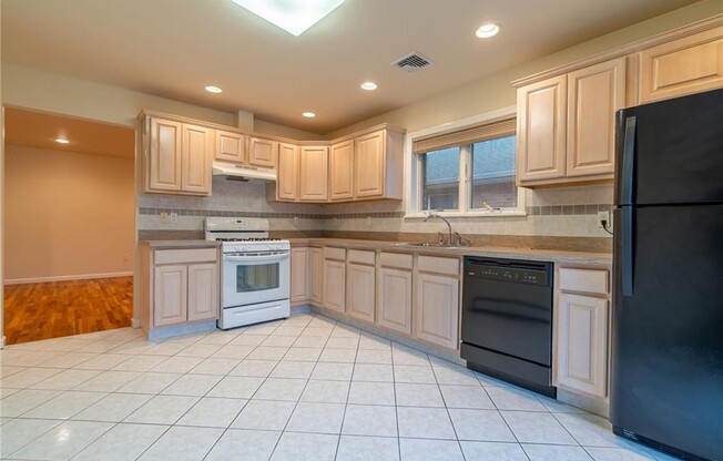 1078 MIDLAND AVE