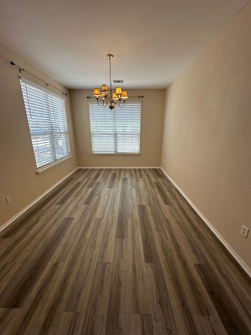 Large single family home - Available now!