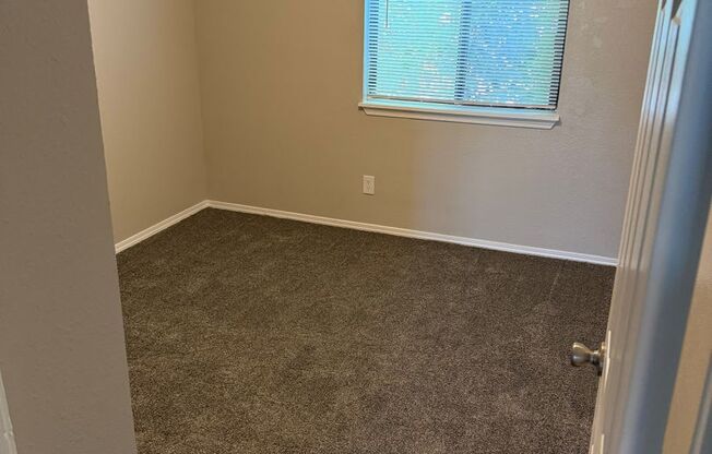 2 beds, 1 bath, 1,105 sqft, $1,124, Unit 2715-305