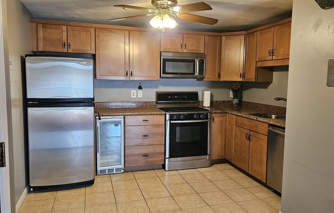 2 beds, 1 bath, 800 sqft, $2,150, Unit 162