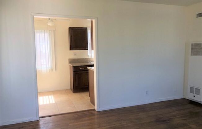 Large upstairs unit, 1 bedroom available in a great area of Los Angeles