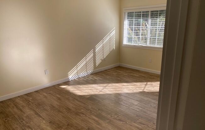 2 beds, 1 bath, 700 sqft, $2,295, Unit H1