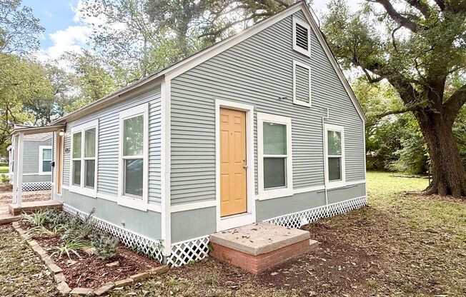 Adorable 2/1/1 Craftsman Cottage !