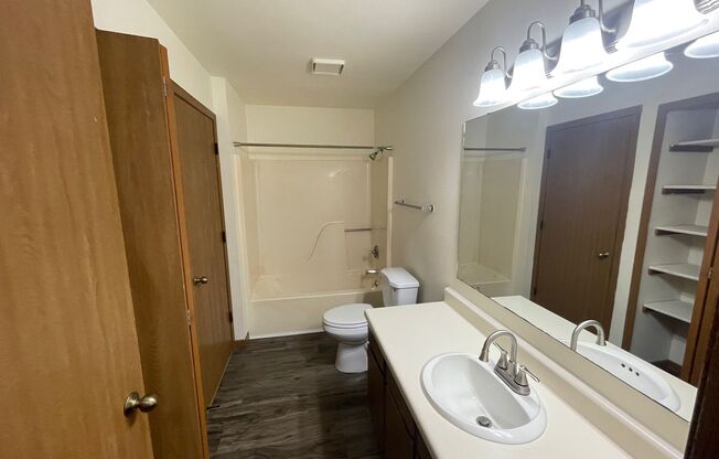 3 beds, 1 bath, 1,040 sqft, $1,695, Unit 3156-208