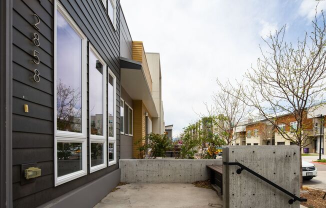 Modern 3 bed / 4 bath, 3 story townhome!