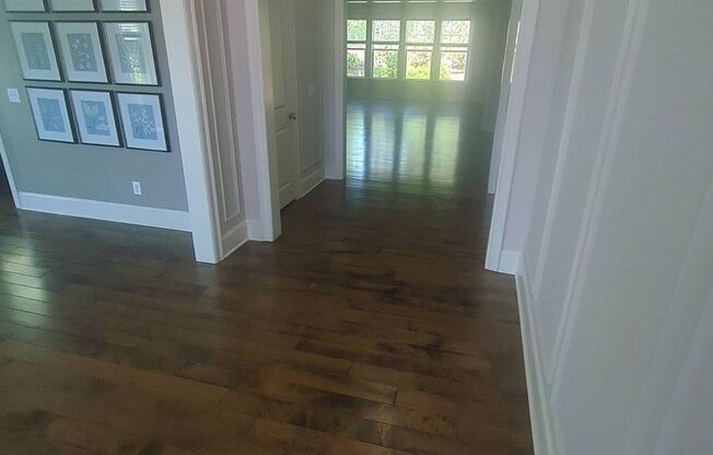 Beautiful 5 bed 4.5 bath in Holly Springs!