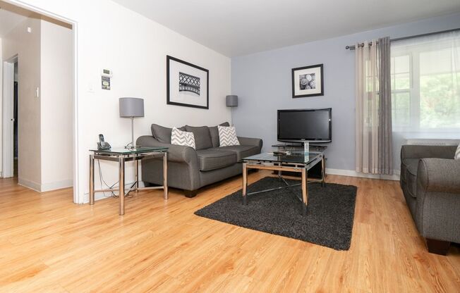 2 beds, 1 bath, 725 sqft, $1,799, Unit B201