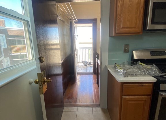 3 beds, 1 bath, 1,100 sqft, $2,700, Unit 2