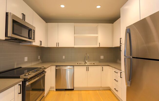 2 beds, 2 baths, 949 sqft, $2,600, Unit #301