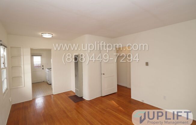 $500 off MOVE IN NOW! University Heights historic 1 bed end unit!