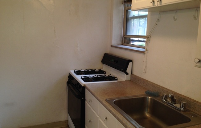 3 beds, 2 baths, $2,325, Unit 100 A