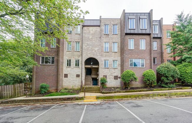 Super Spacious 2 Bedroom Apartment in Park Spring!