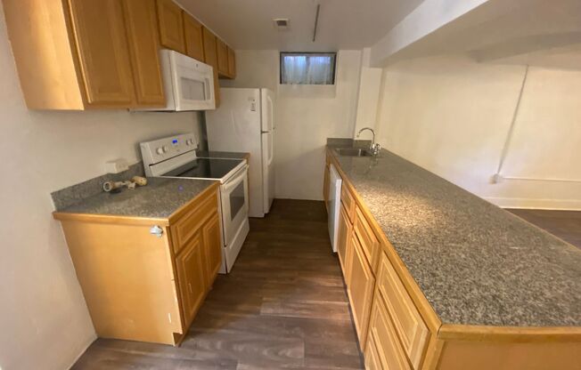 2 beds, 1 bath, $1,295, Unit 1924 South Columbine Street