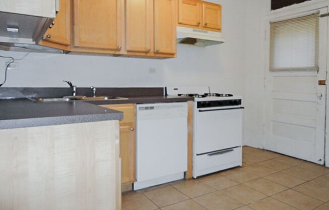 3 beds, 1 bath, 1,005 sqft, $2,400, Unit 1934-1