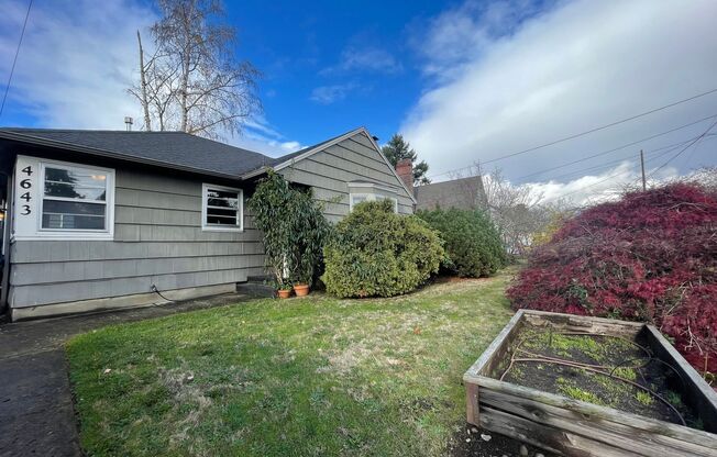 2Bd/1Ba Home is located in the Beaumont-Wilshire neighborhood in Portland~ Washer/Dryer in Unit and Shared Backyard!!!