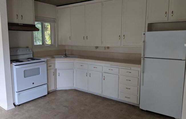 2 beds, 1 bath, $2,400, Unit 1614 Santa Rosa St #6