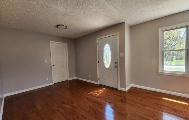 Charming 4-Bedroom Ranch Home near Southlake Mall