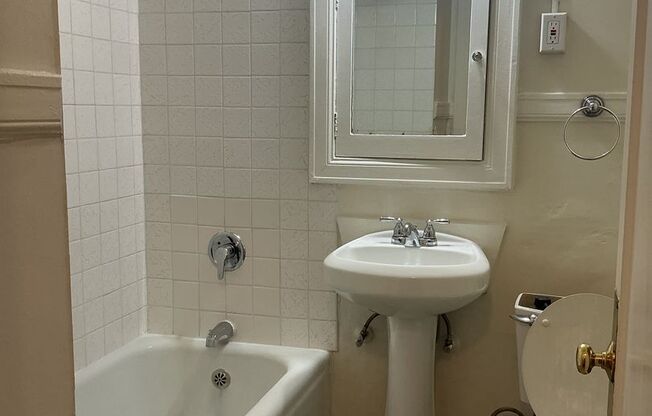 Studio, 1 bath, 325 sqft, $1,195, Unit 210