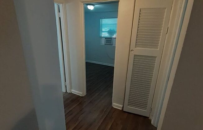 2 beds, 1 bath, 676 sqft, $875, Unit Apt 2