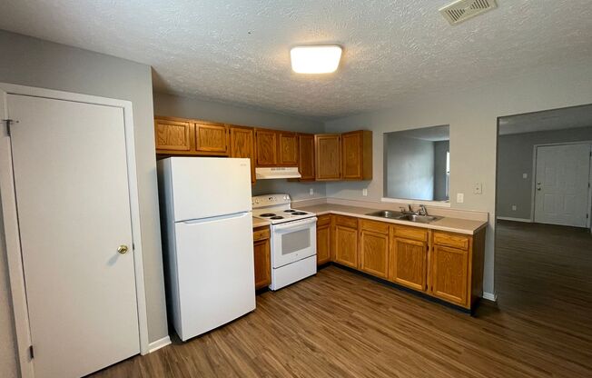 2 beds, 1 bath, 765 sqft, $879, Unit 14