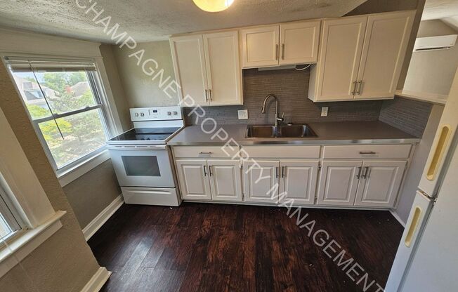 Studio, 1 bath, 800 sqft, $1,100, Unit 4