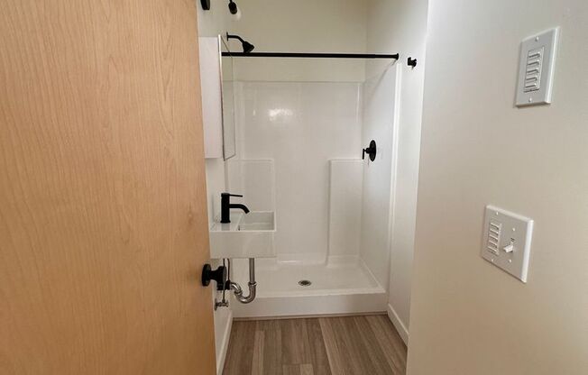 1 bed, 1 bath, 165 sqft, $1,095, Unit B404