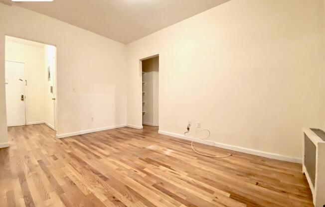 2 beds, 1 bath, $2,550, Unit 26