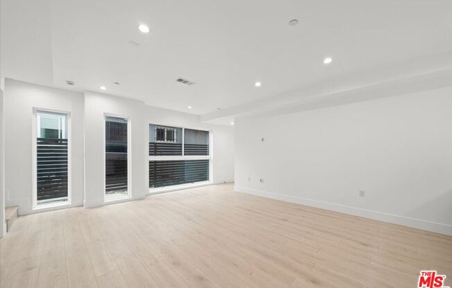 4922 S CENTINELA AVE