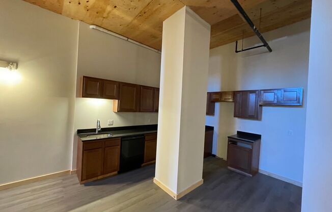 1 bed, 1 bath, 1,350 sqft, $1,650, Unit 1102